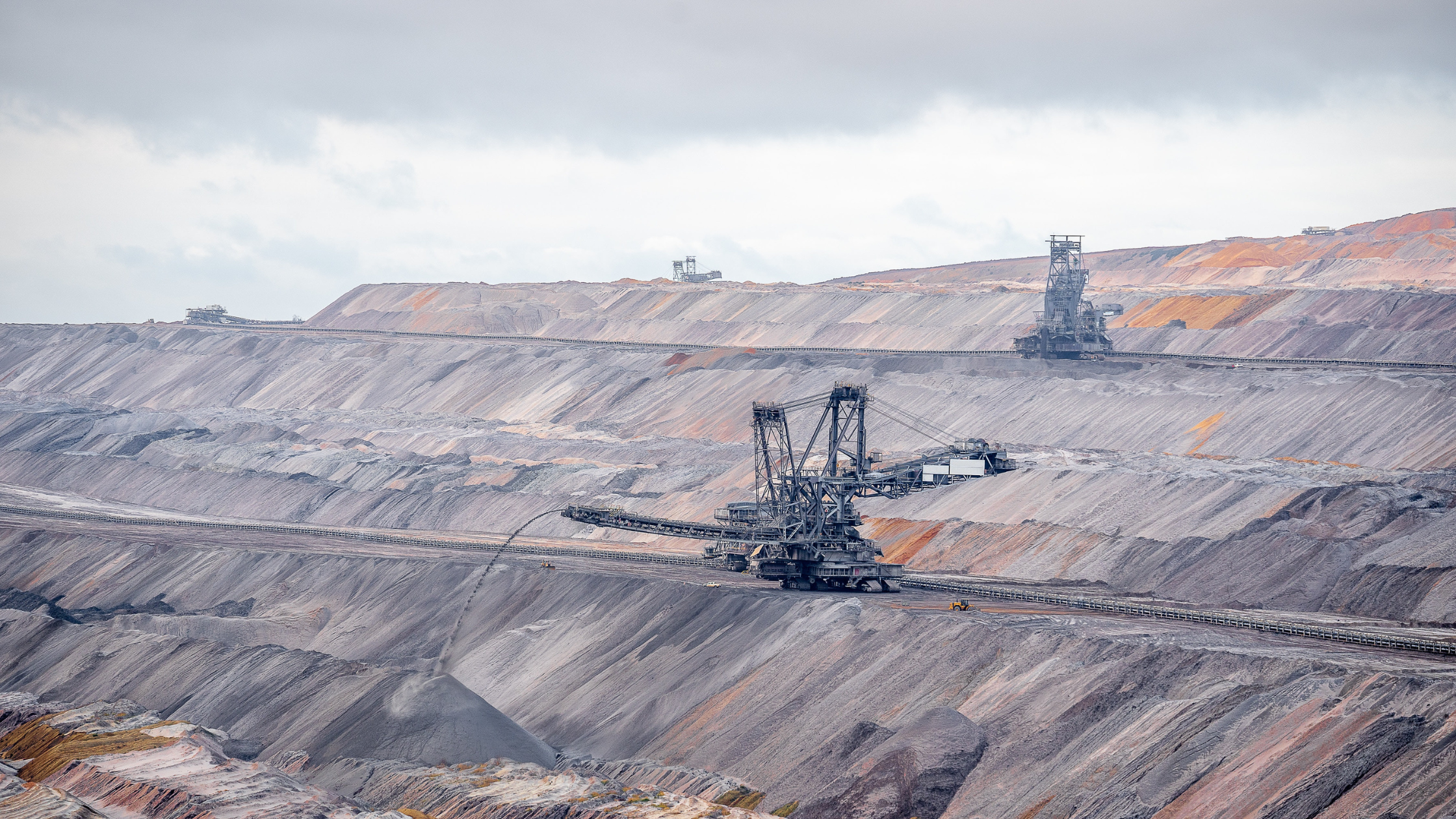 Monitoring of dust levels in the environment at 2 North American mines